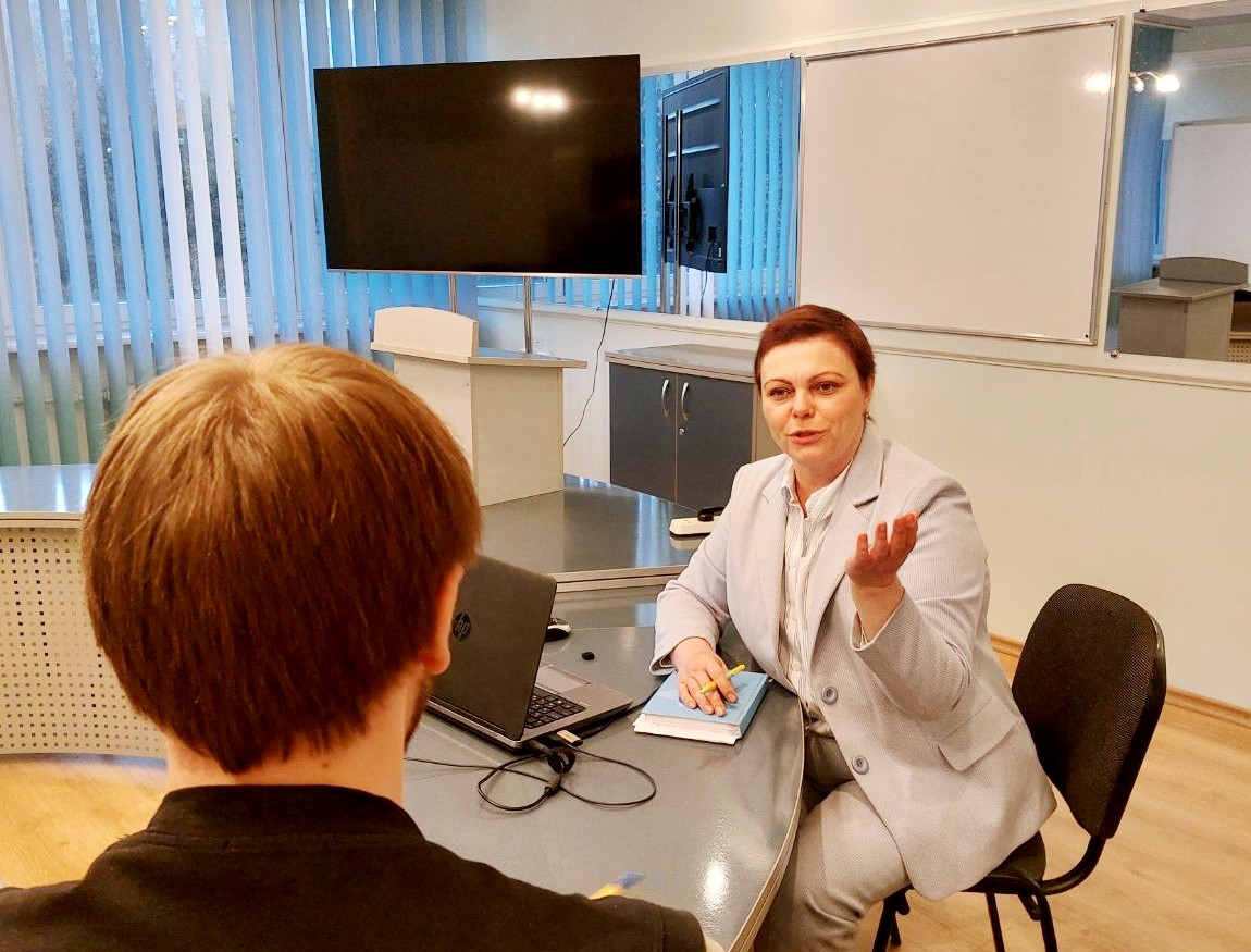 Зав. кафедри психології, професорка Марина Орап розкриває перед членами новоствореного гуртка комплексну наукову тему кафедри